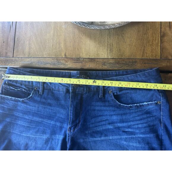 Time & Tru Dark Wash Rolled-Cuff Denim Shorts Size 18 - Picture 5 of 8